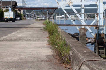 海に突き出たクレーンのある風景