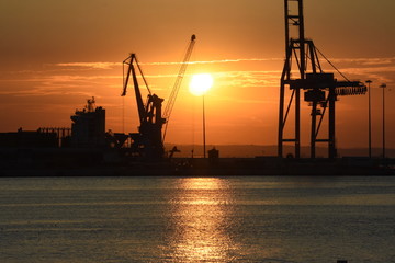 Fototapeta na wymiar cantiere del porto al tramonto