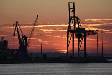 Fototapeta na wymiar cantiere del porto al tramonto