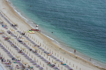 ombrelloni chiusi sulla spiaggia