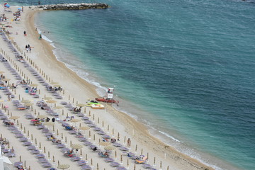 ombrelloni chiusi sulla spiaggia