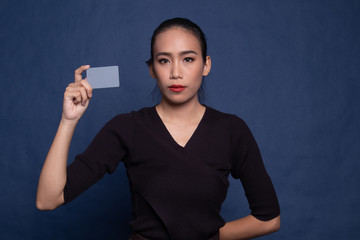 Naklejka premium Young Asian woman with a blank card.