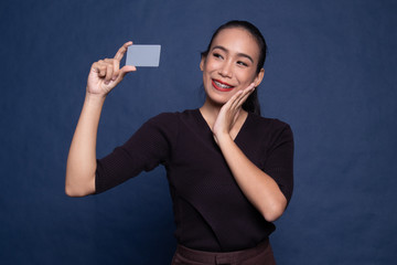 Naklejka premium Young Asian woman happy with blank card.
