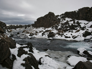 Felsige Landschaft rund um den Öxarfoss Wasserfall
