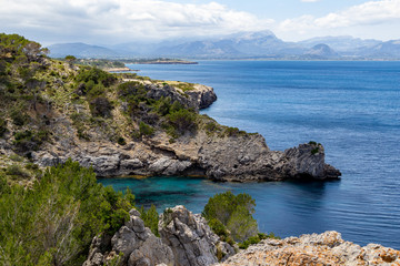 Fototapeta na wymiar Bucht Ses Caletes auf der Halbinsel La Victoria, Mallorca mit türkisfarbenem Wasser und Felsen im Meer