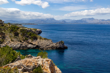Fototapeta na wymiar Bucht Ses Caletes auf der Halbinsel La Victoria, Mallorca mit türkisfarbenem Wasser und Felsen im Meer