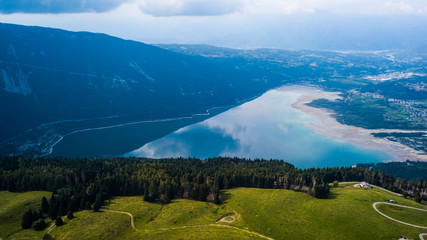 Lago tra le Alpi Venete