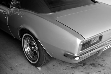 Elegante Heckpartie eines amerikanischen Cabriolet der Siebzigerjahre in der Garage und Werkstatt...