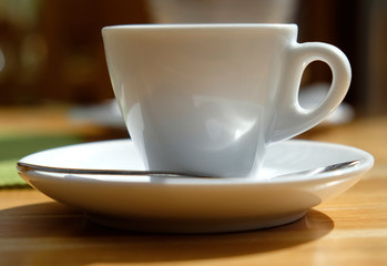 Kaffeetasse steht in einem Restaurant auf dem Tisch