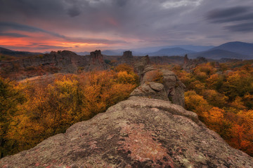 Fototapeta premium Skały Belogradchik. Wspaniały poranny widok na skały Belogradchik w Bułgarii, oświetlone jesiennym słońcem.