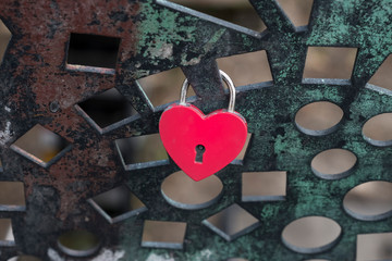 Ein Liebesschloss in Herzform hängt an einer Berliner Brücke