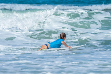 Surfeuse à Lacanau (Gironde, France)