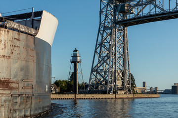 Obraz premium A Ship Entering Harbor Under Lift Bridge