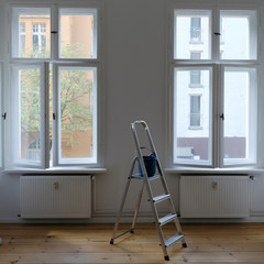 Leiter steht in einem leeren Zimmer