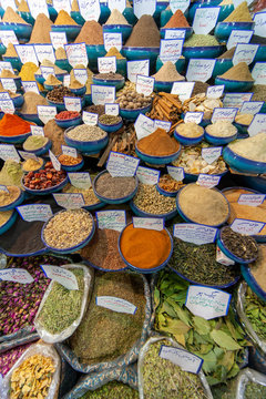 Epices et herbes sur un &eacute;tal de march&eacute; / bazar a t&eacute;h&eacute;ran, Iran