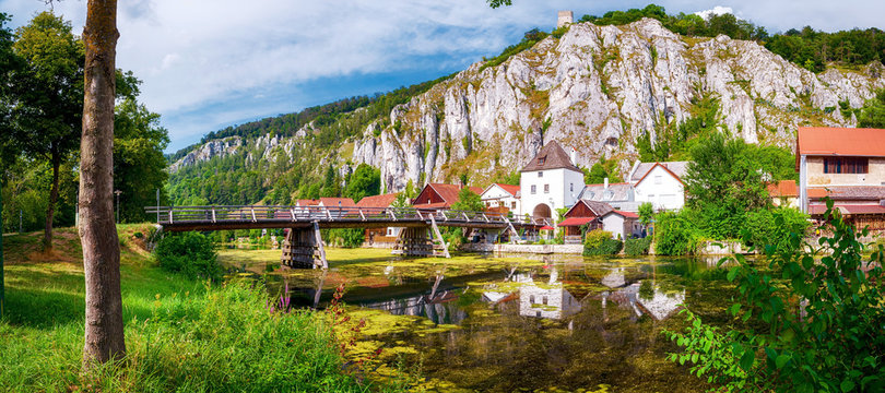 Essing mit Holzbrücke über die Altmühl und Burg Randeck, Bayern