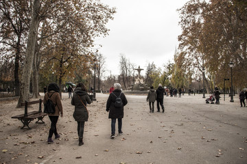 The retreat, Madrid / Spain »; Fall of 2018: Tourists Walking along the Paseo de Argentina in the retreat