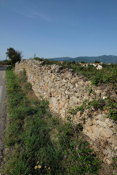 MUR BORD DE ROUTE