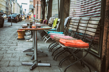 Tische und Stühle auf Gehweg