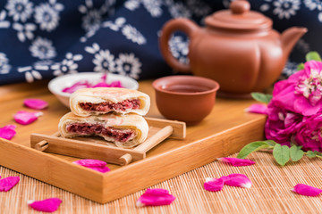 Fototapeta na wymiar Chinese Yunnan specialty gourmet flower cake placed on a cutting board