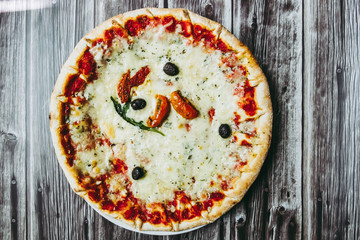 Pizza au fromage et tomates séchées