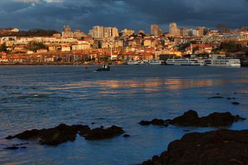 Fototapeta premium Douro River and Vila Nova de Gaia Skyline At Sunset