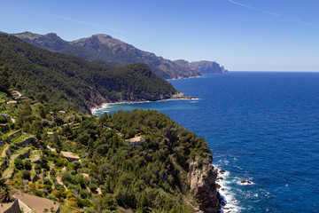 Fototapeta na wymiar Aussicht auf den Küstenstreifen im Norden von Mallorca vom Aussichtspunkt Torre des Verger zwischen Bayalbufar und Andratx