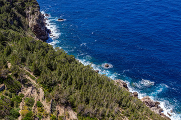 Aussicht auf den Küstenstreifen im Norden von Mallorca vom Aussichtspunkt Torre des Verger zwischen Bayalbufar und Andratx