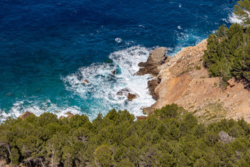 Aussicht auf den Küstenstreifen im Norden von Mallorca vom Aussichtspunkt Torre des Verger zwischen Bayalbufar und Andratx