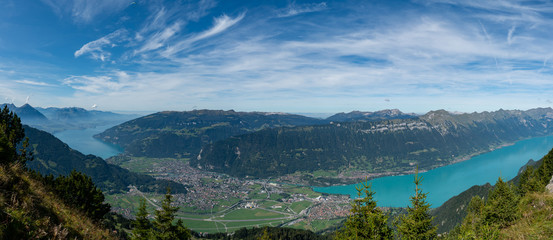 Fototapeta na wymiar Aussicht von der Schyninge Platte auf Interlaken mit dem Brizersee und Thunersee an einem wunderschönen Sommertag