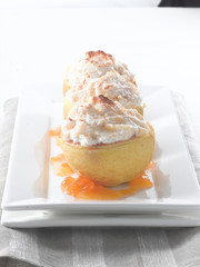Manzanas rellenas con crema y merengue sober fuente rectangular. Apples stuffed with cream and...