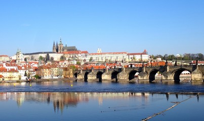 Fototapeta na wymiar Vue sur le château de Prague et le pont Charles