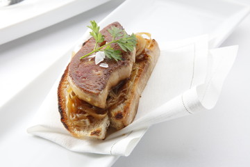 pincho tapa solomillo sobre servilleta y plato, tapa. Tapa sirloin skewer on napkin and plate, tapa.