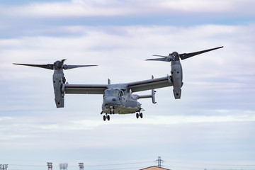 飛行するティルトローター機