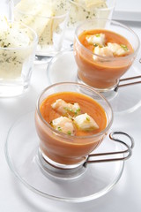 Gazpacho sobre taza de cristal con asa de metal, aperitivo  celebración. Gazpacho in glass cup with metal handle, celebration appetizer.