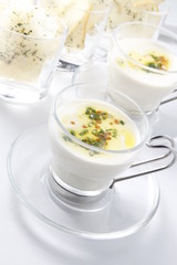  Vichyssoise  sobre taza vintage de cristal y plato. Vichyssoise in a vintage glass cup and saucer.