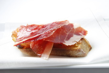 pincho, aperitivo, tapa, baguette con jamón ibérico. pincho, appetizer, tapa, baguette with Iberian ham.