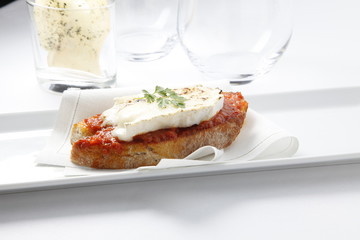 pincho aperitivo gourmet queso. gourmet cheese appetizer skewer.