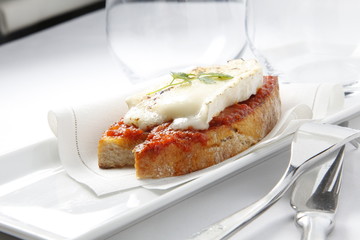 Tapa de tomate con queso Brie 