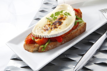 pincho, aperitivo , tapa de queso  y tomates sobre plato. skewer, appetizer, cheese and tomato tapa on a plate.