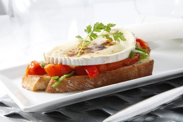 Tapa de queso fundido. Melted cheese cover.