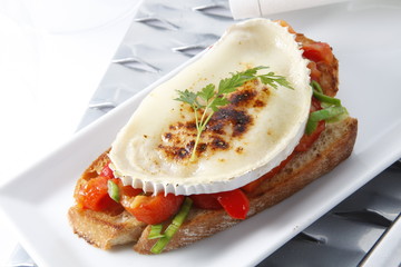 Tapa de queso  con verduras, celebraciones. Tapa of cheese with vegetables, celebrations.