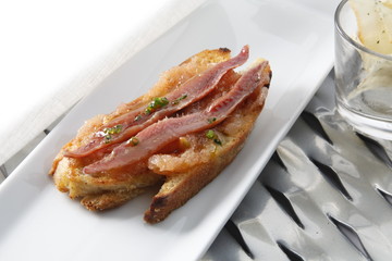 Pincho  tapa pan con anchoas de cantábrico.  Tapa bread skewer with Cantabrian anchovies.