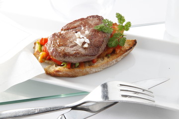 Solomillo con verduras, celebraciones . Steak with vegetables, celebrations.