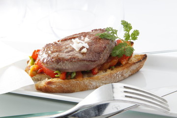 Pincho aperitivo Gourmet solomillo. Gourmet sirloin appetizer skewer.