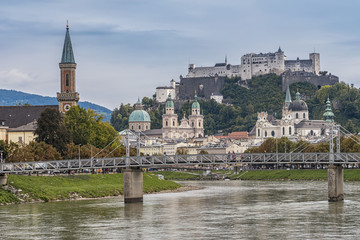 Obraz premium City panorama of historical sights in baroque city Salzburg, Austria. Autumn landscape with Festung Hohensalzburg and Salzach river