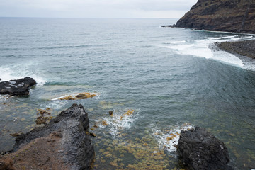Blick auf Felsen im Meer auf Teneriffa