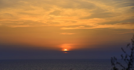 Farbkräftiger Sonnenuntergang an der Levanteküste
