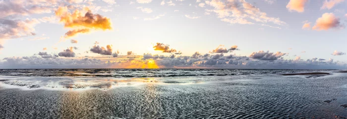 Poster Im Rahmen Schöner Sonnenuntergang am Meer mit Wolken und Wasserspiegelung © by-studio
