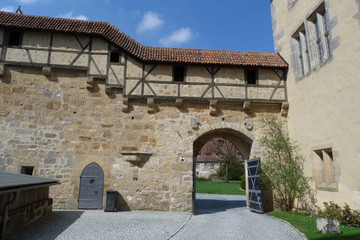 Fototapeta na wymiar Burgtor und Burgmauer mit Wehrgang Veste Coburg